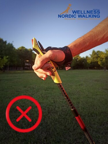 Impugnatura sbagliata: così non servea nulla il Nordic Walking