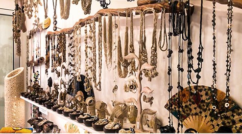 Disposizione degli accessori nel negozio nel negozio Surya - Tesori e Accessori.