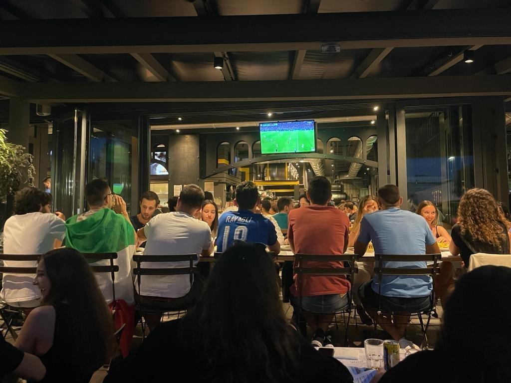 Tifosi italiani guardano la partita Italia-Belgio in un locale di Riccione