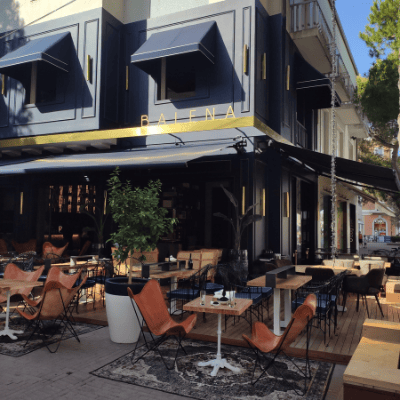 I tavoli all'esterno di Balena Riccione