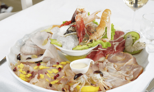 Un abbondante piatto di crudi di mare