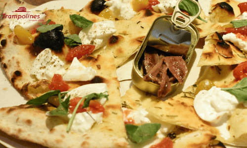 Fornarina con mozzarella, alici e olive del Trampolines