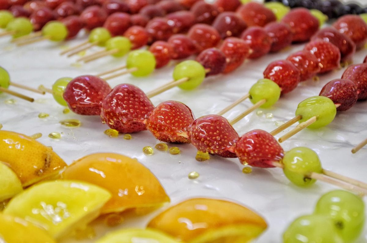 Dal 1959 la ricetta segreta della felicità: lo spiedino di frutta caramellato