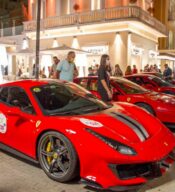 Alcune delle macchine più fotografate, Ferrari e Porsche