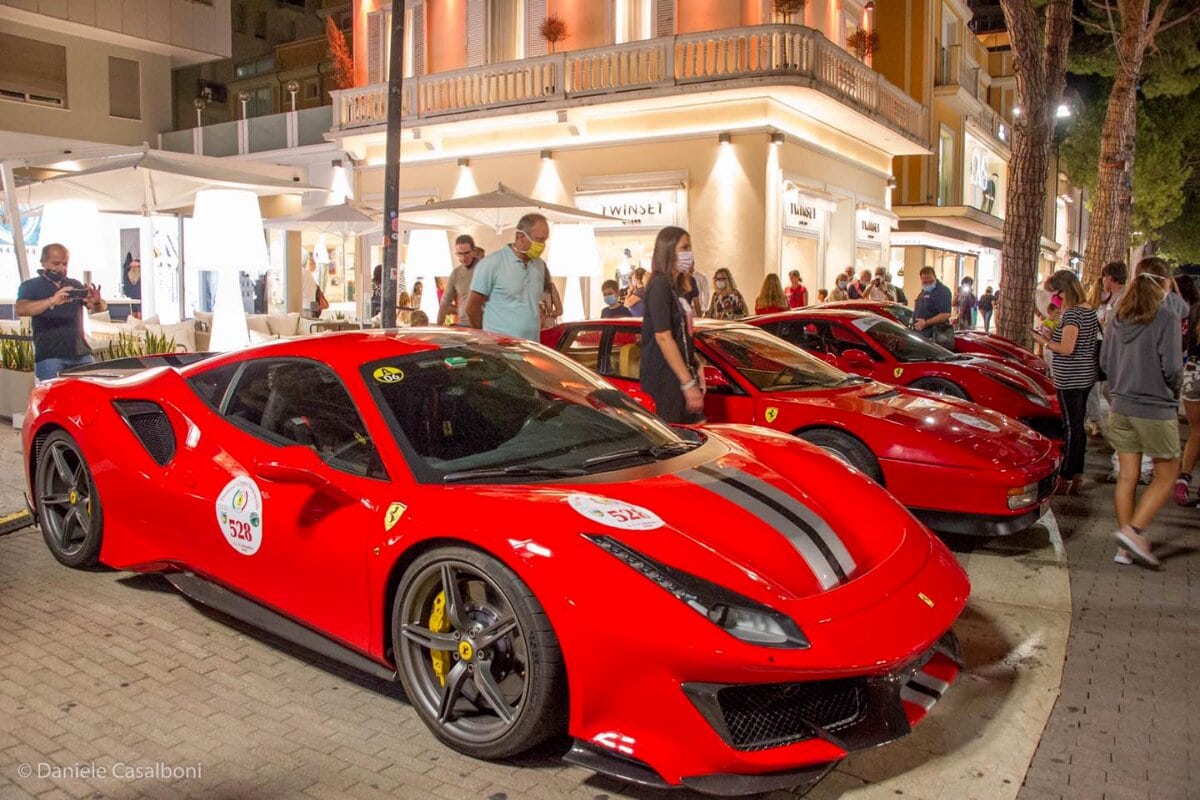 Ferrari e Porsche sfilano in Viale Ceccarini: Riccione sempre più “terra di motori”