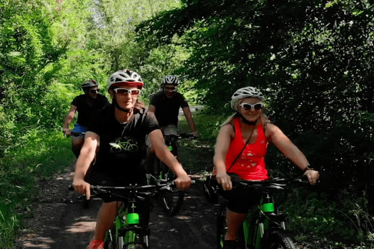E-bike, attenzione all’ambiente e lotta agli sprechi: l’emozione della vacanza è green
