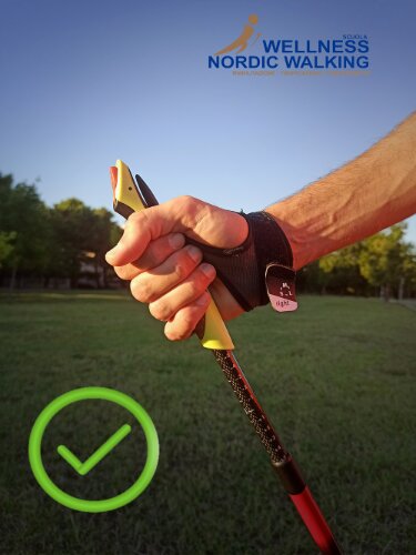 Ecco l'impugnatura dei bastoncini di Nordic Walking corretta