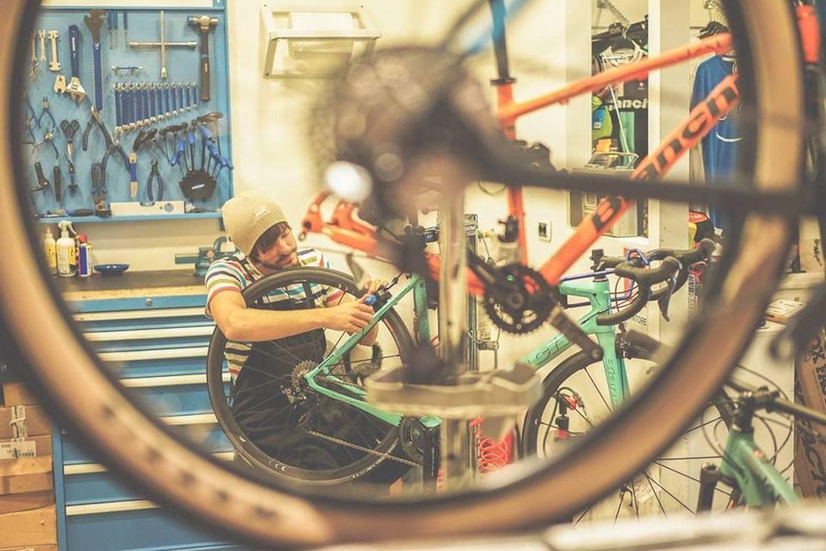 Due culti, due tradizioni, una novità: il Bike Bar che non ti aspettavi nella Perla Verde