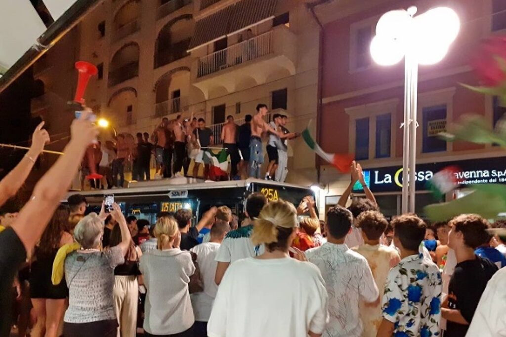 Tifosi italiani sul tetto del bus