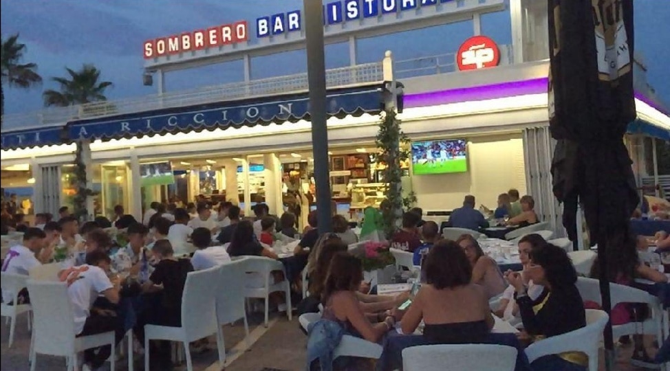 Tifosi guardano la partita Italia-Belgio di Euro 2020 a Riccione