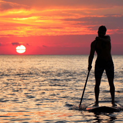 Ragazzo in tavola con sole al tramonto