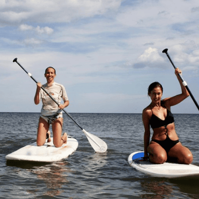 Due ragazze in sella alla tavola da SUP alla zona 151 H20