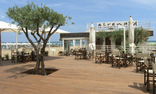 Il Ristorante Sirena con la sua terrazza a due passi dalla spiaggia